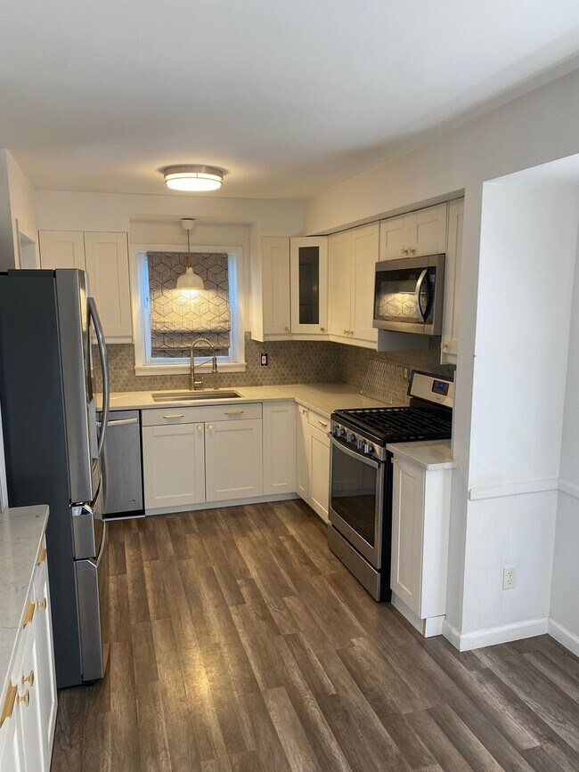 Building Photo - PRICE REDUCED!! 3 bedroom, 2 bath, brick r...