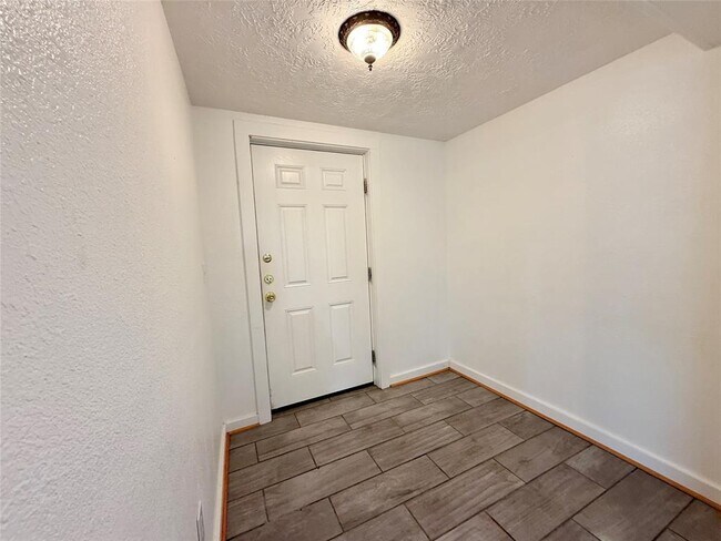 Building Photo - 232 S Tesch St