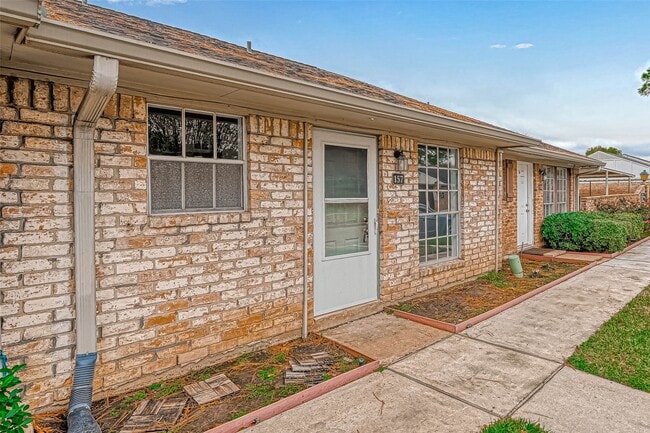 Foto del edificio - 1110 W Tri Oaks Ln