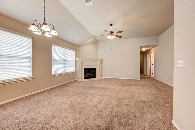 Building Photo - Fantastic home in excellent condition. Off...