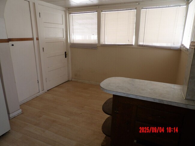 Foto del edificio - 2 Bedroom House with Full Basement