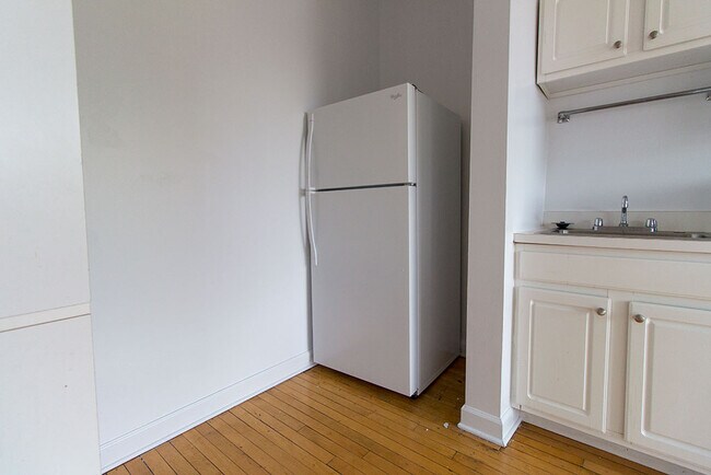 Building Photo - 645 W Buckingham Pl