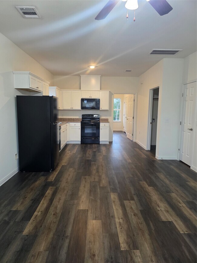 Foto del edificio - 6311 White Oak Dr