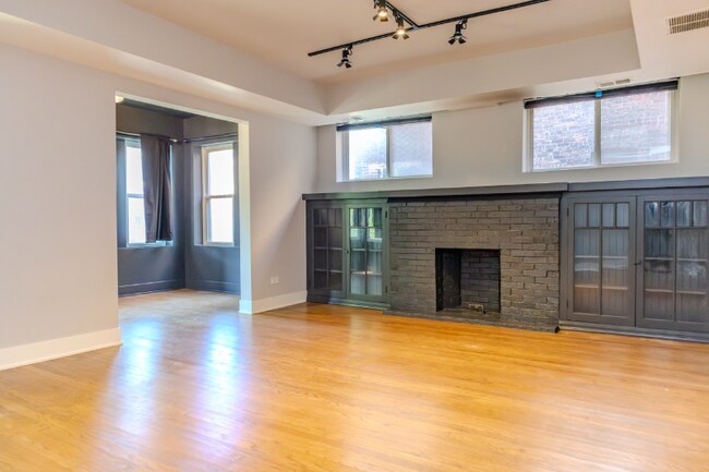 Building Photo - 1517 E 67th Pl