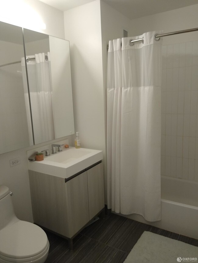 Foto del edificio - 28-40 Jackson Avenue