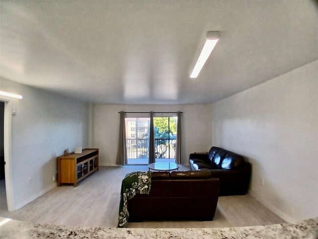 Building Photo - 4164 Inverrary Dr