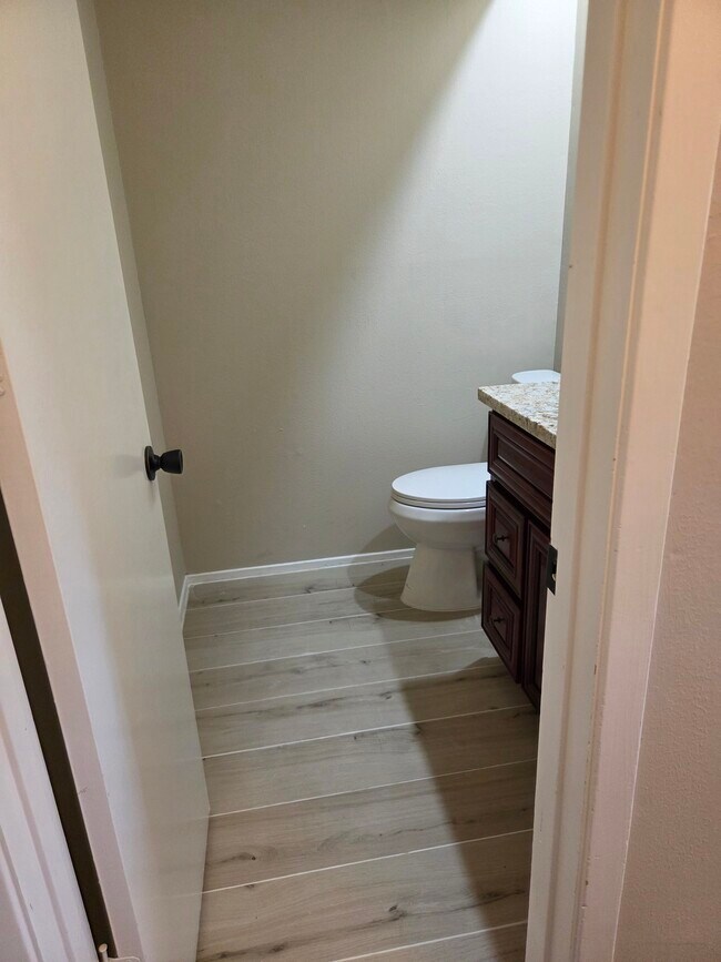 Foto del edificio - 8530 Lake Crystal Dr