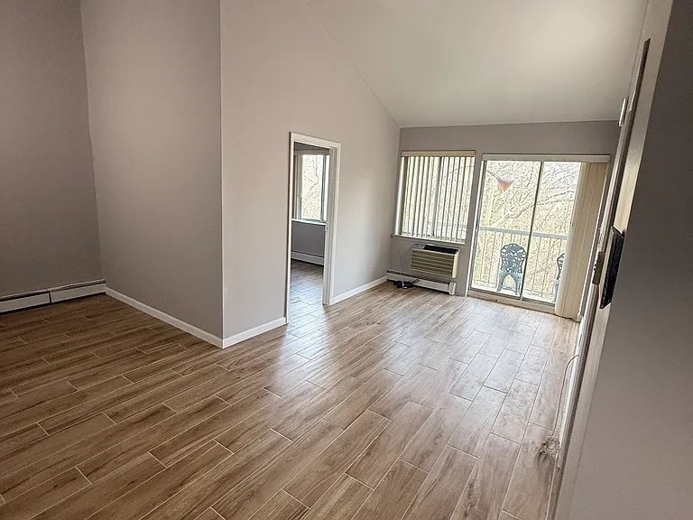 This beautiful, spacious, and beautifully renovated 2Bedroom - This beautiful, spacious, and beautifully renovated 2Bedroom