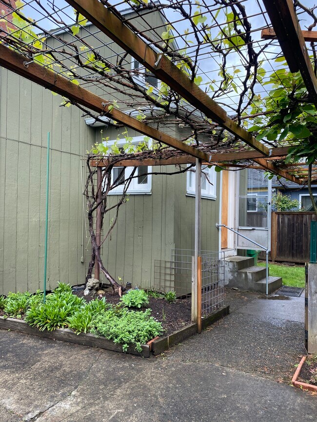 Building Photo - 3418 SE 55th Ave