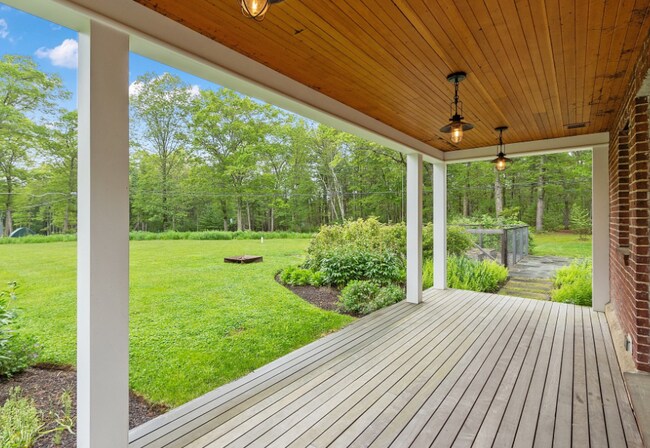 Foto del edificio - 229 Fairhaven Hill Rd