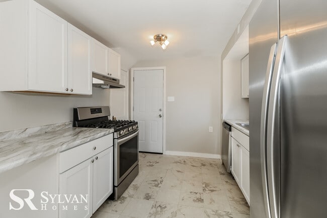 Building Photo - Spacious 3 BR 1 BA Ready Now!