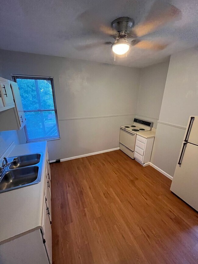 Foto del edificio - 151 Kendall Ave