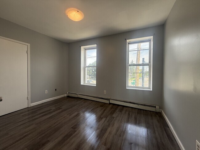 Foto del edificio - 300 Morton Ave