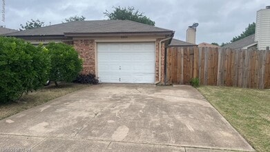 Building Photo - 6804 S Creek Dr