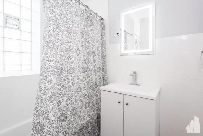 Foto del edificio - 2228 W Armitage Ave