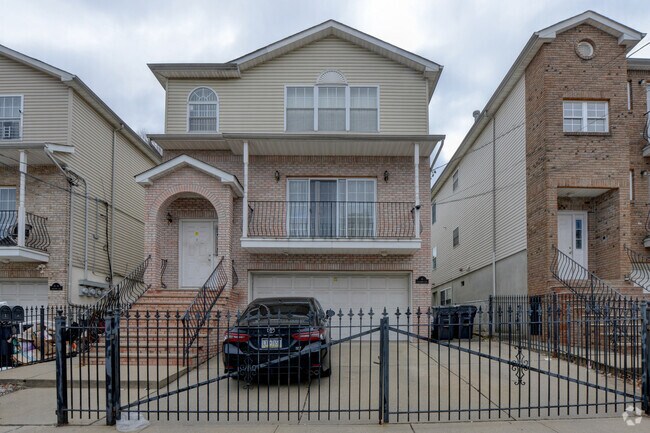 Building Photo - 86 Hawthorne Ave