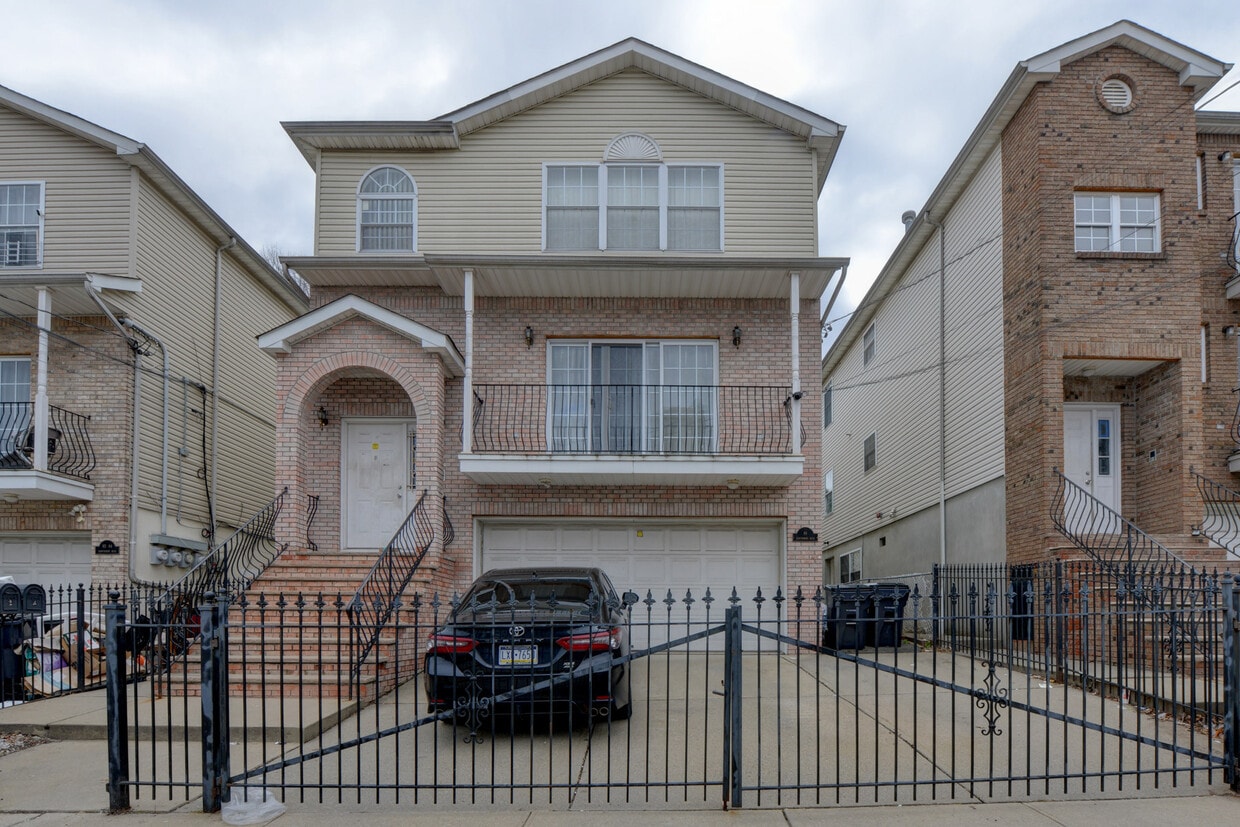 Foto principal - 86 Hawthorne Ave
