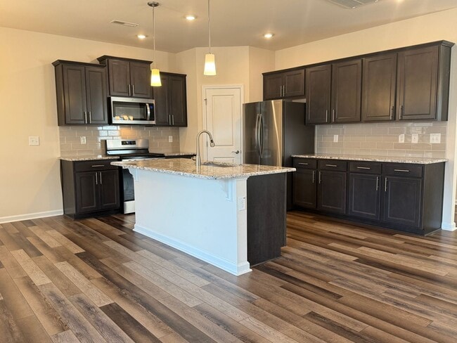 Building Photo - AMAZING LOCATION, Fantastic 4 Bed Home, In...