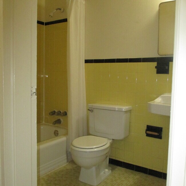 Foto del edificio - 829 Rock Creek Church Rd NW