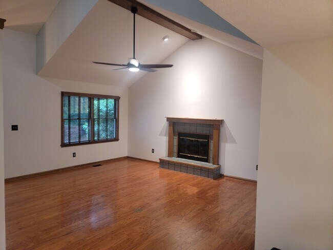 Foto del edificio - 318 Oak Grove Ln