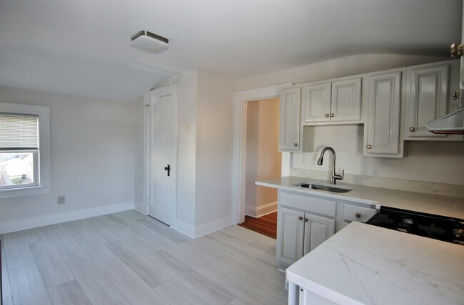Building Photo - 11 Dolsen Pl