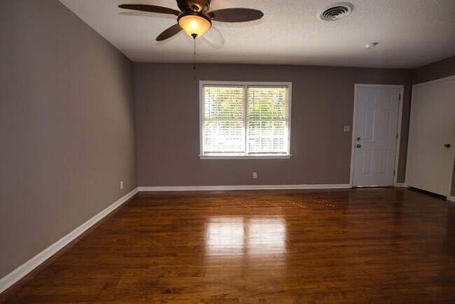 Foto del edificio - Charming Home in Montgomery, Available Now!