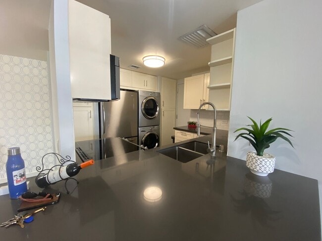Building Photo - Harbor Square: Located in Downtown Honolulu