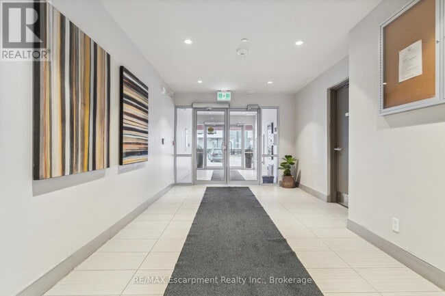 Building Photo - 3028 Creekshore Cmn