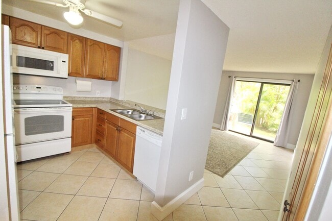Building Photo - Rare 3-Bedroom, 2-Bath Condo in Sunny Sout...