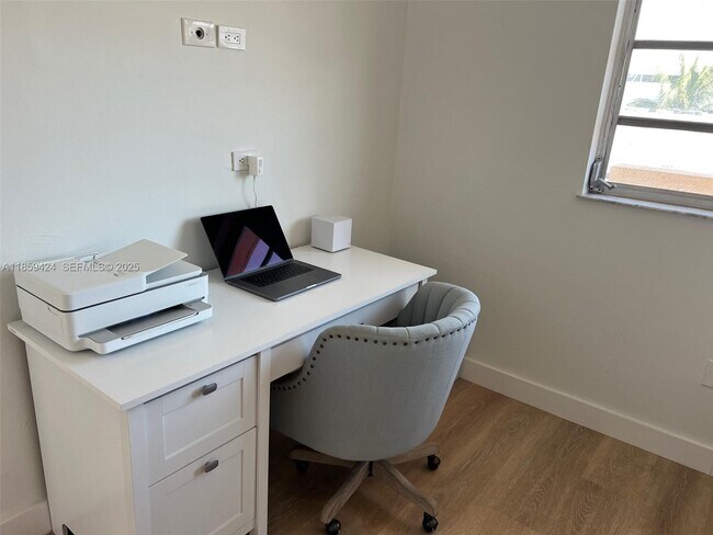 Building Photo - 1150 Collins Ave