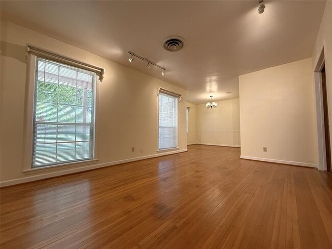 Building Photo - 10607 Clematis Ln