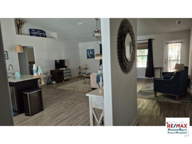 Building Photo - Furnished or Unfurnished Centrally Located Home!