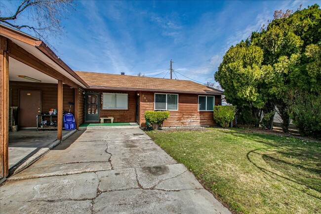 Building Photo - 2 bed 1 bath home in the Bench area