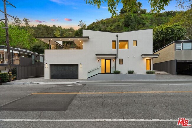 Foto del edificio - 913-913 1/2 N Beverly Glen Blvd