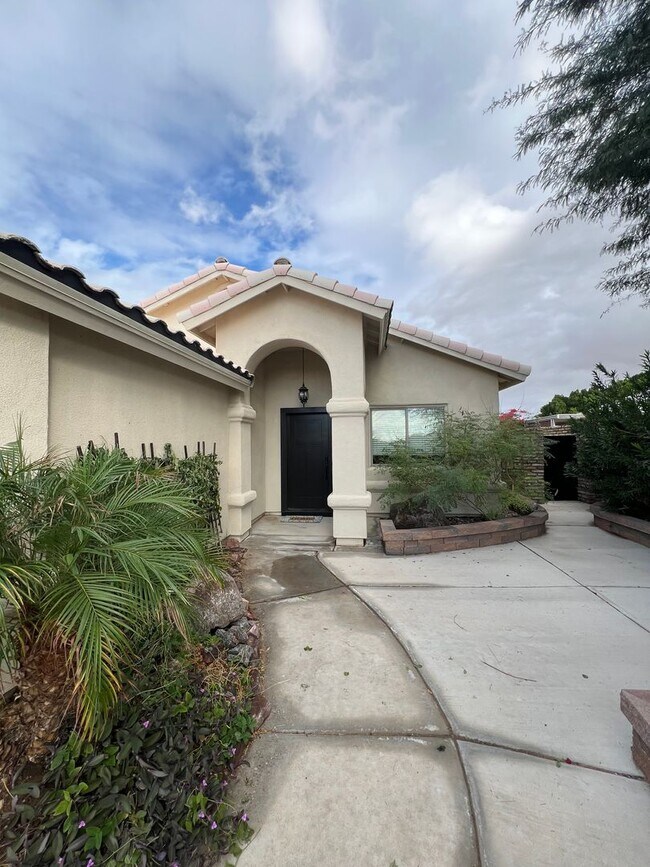 Foto del edificio - 3 BEDROOM HOME IN THE FOOTHILLS!