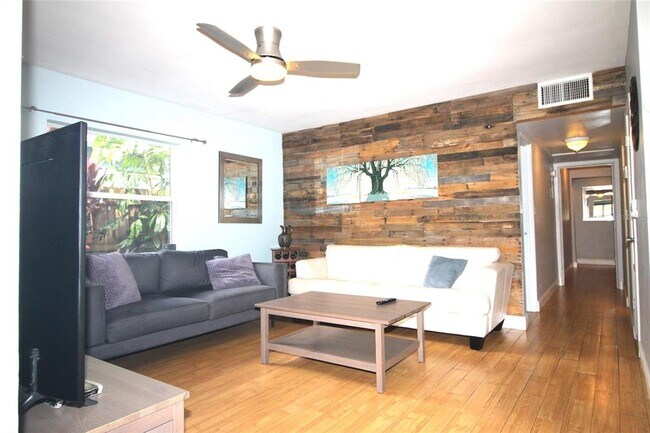 Building Photo - 509 N Hillside Ave