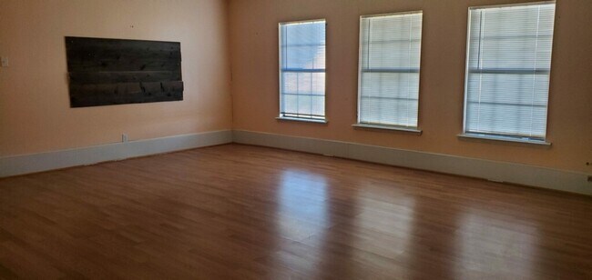 Foto del edificio - 2897 Luther Curtis Rd