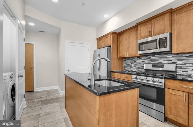 Building Photo - 2050 Frankford Ave