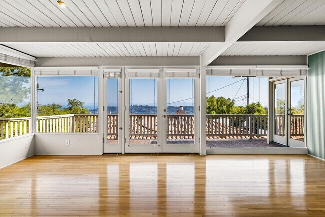 Foto del edificio - One of a kind, mid century modern home in ...