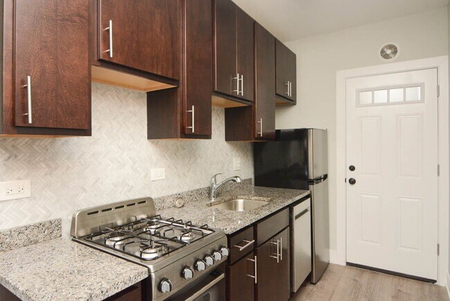 Building Photo - 709 W Brompton Ave