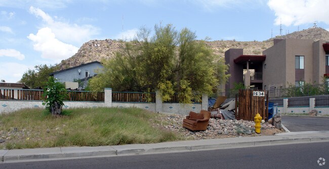 Building Photo - 1634 Shangri La Rd