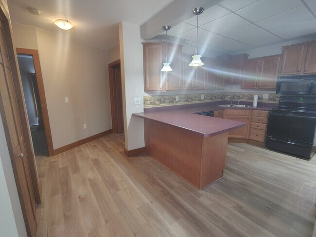 Cocina con baño y puerta del dormitorio #2 - 615 Lake St