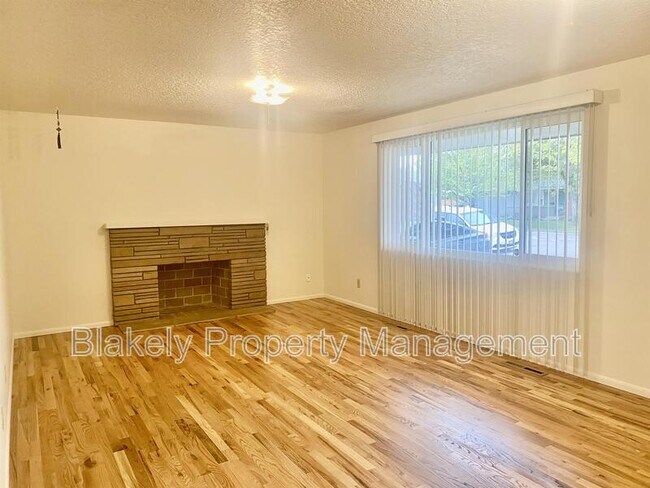 Building Photo - 7003 Brentwood Dr