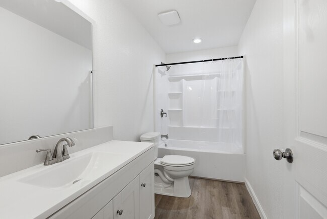 Baño grande, espacioso - 728 S A St