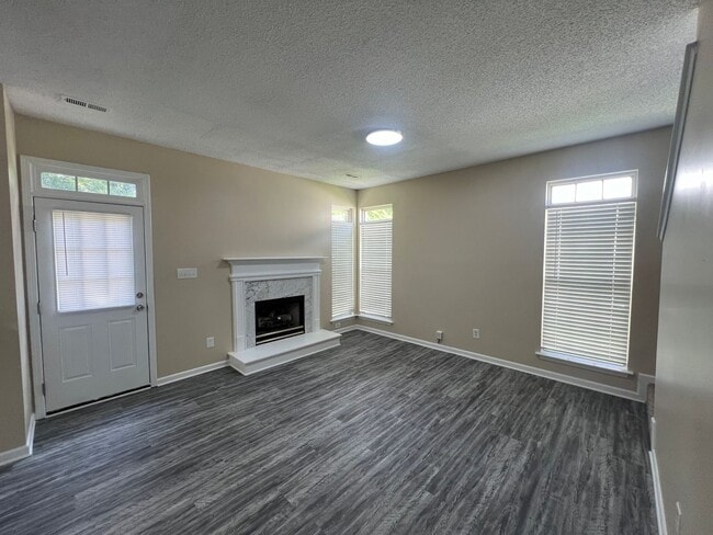 Foto del edificio - Welcome to Timbertop5127, a well-appointed 4-bedroom, 2.5-bath home in Charlotte, NC.