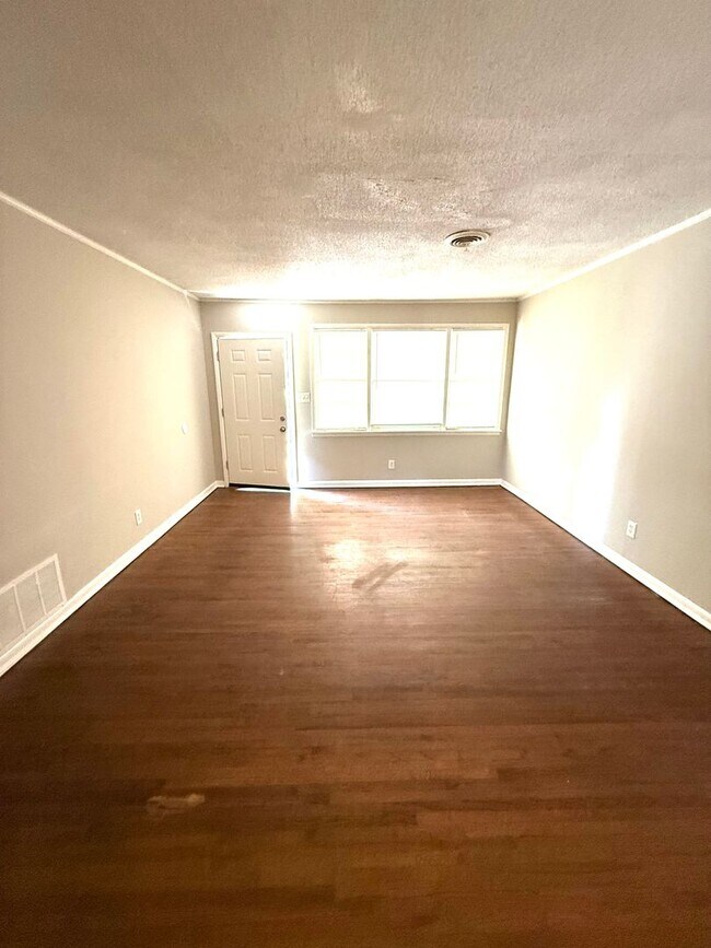 Foto del edificio - ** 3 bed 2 bath located in Forrest Hills ** Call 334-366-9198 to schedule a self showing ½ off th...