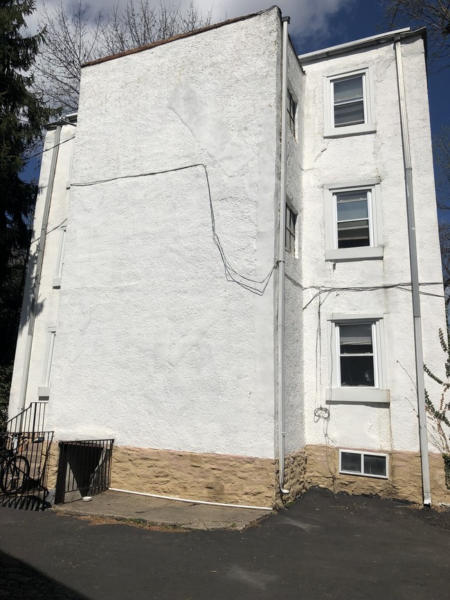 Building Photo - 100 Sabine Ave