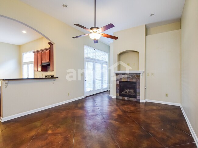 Foto del edificio - 2406 Lake Garden Dr