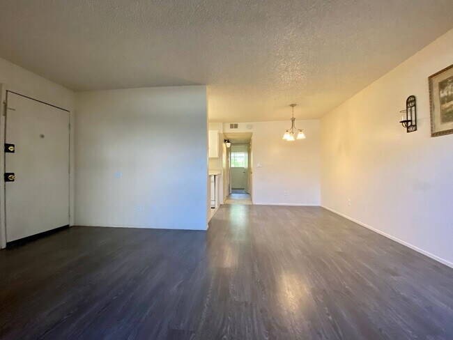 Foto del edificio - 2-Bedroom Condo is located at High Hollows