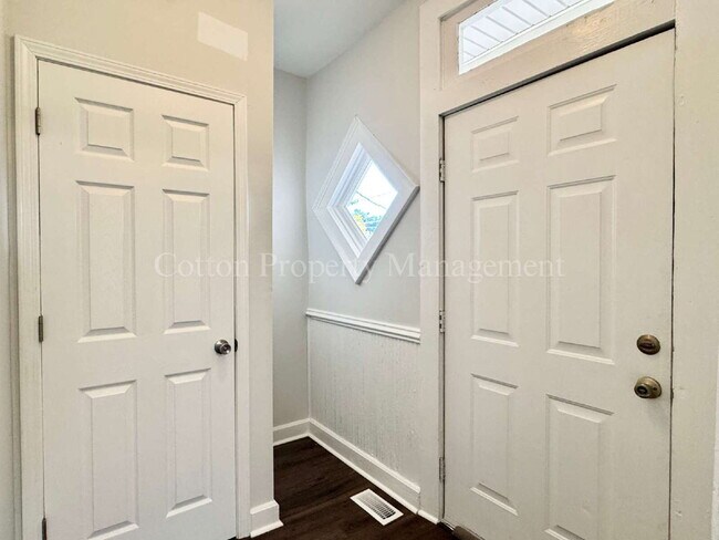 Foto del edificio - 2BR/1BA Nicely remodeled historic home in ...